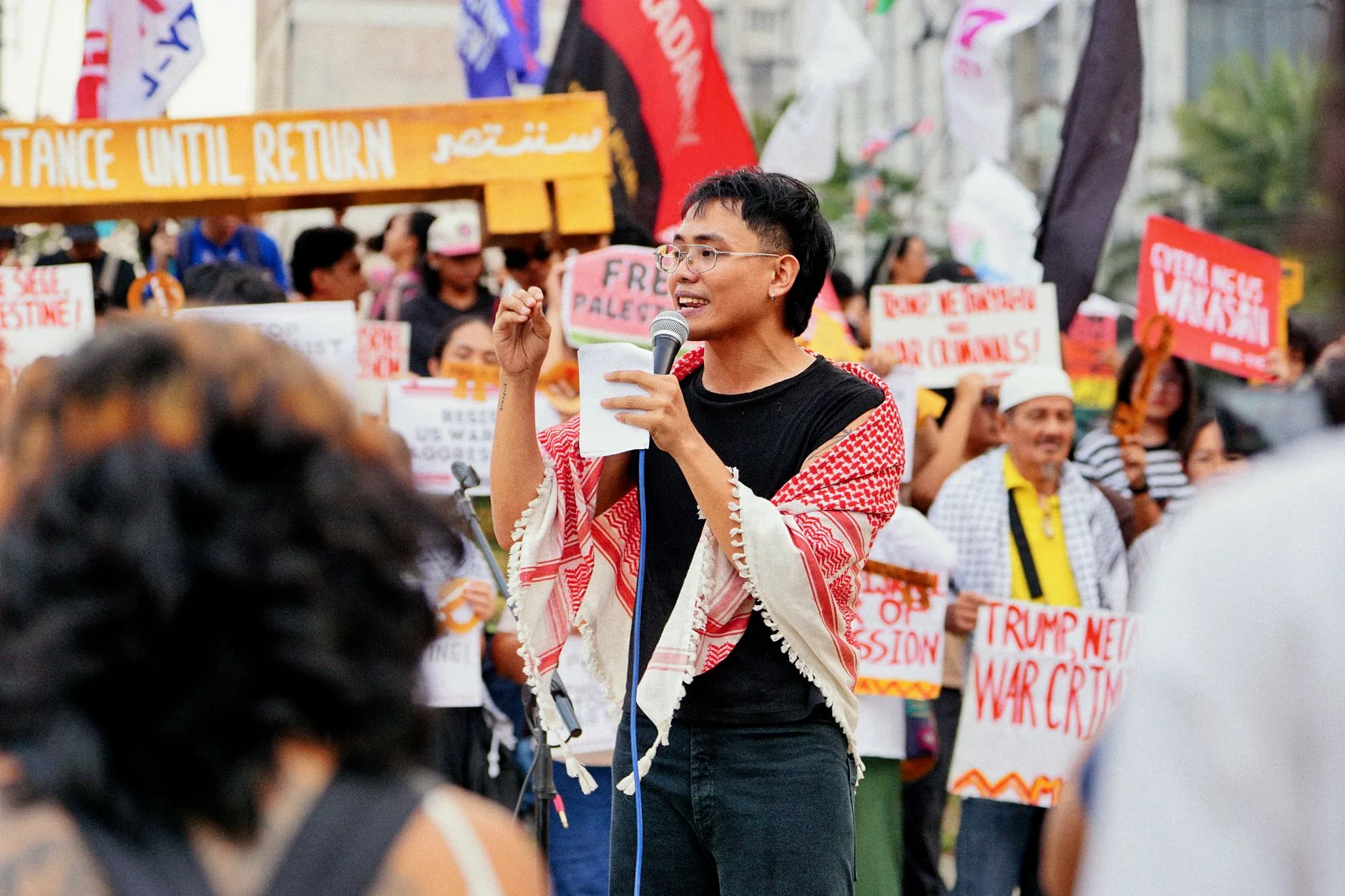 Activist stands amidst demolished community ruins, environmental conflict in Monte Caliente.